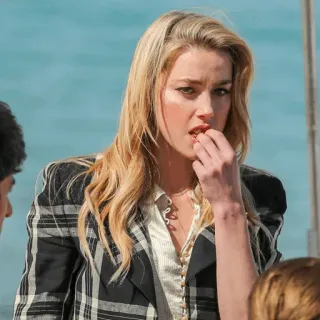 ▪️ Amber Heard bionda, donna, attrice, a quadri, blazer, ritratto, celebrità whatsapp sticker