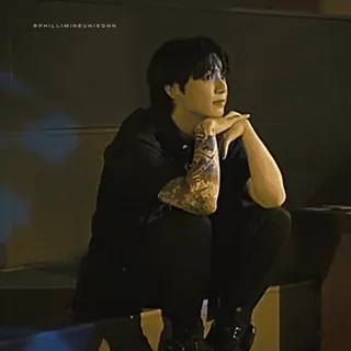 🥹 PHILLIMINEUNISONN 남자, 앉아있는, 문신, 사람, 스타일 telegram sticker