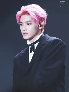 🎴 K-pop, capelli rosa, Idol, Cantante, Abito elegante, Asiatico telegram sticker