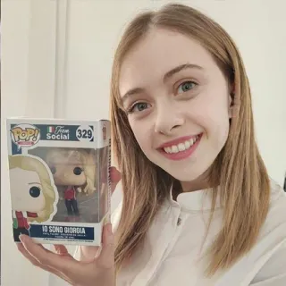 👩 Giorgia IO SONO GIORGIA niña, Funko Pop, pelo rubio, sonrisa, adolescente, niño telegram sticker