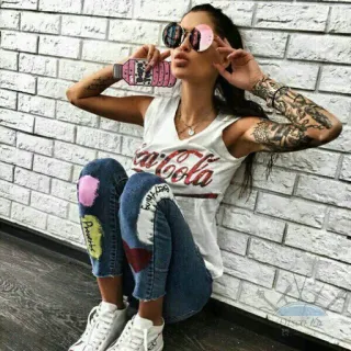😎 Coca-Cola 可口可乐, 时尚, 女性, 太阳镜, T恤, 牛仔裤, 砖墙 telegram sticker