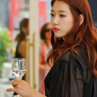 🍷 woman, drink, red hair, glass, portrait whatsapp sticker