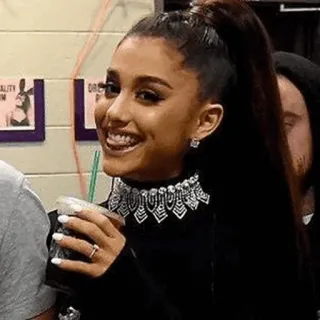 🍸 Ariana Grande zanger, popster, beroemdheid, portret, vrouw, glimlach whatsapp sticker