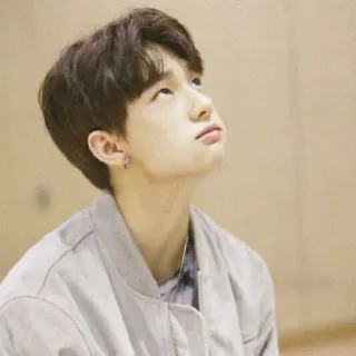 🌙 pessoa, olhando para cima, jaqueta, retrato, interior, coreano, asiático telegram sticker