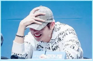 ✨ Kang Daniel 강다니엘 orang, pria, penyanyi, K-Pop, hoodie, topi whatsapp sticker