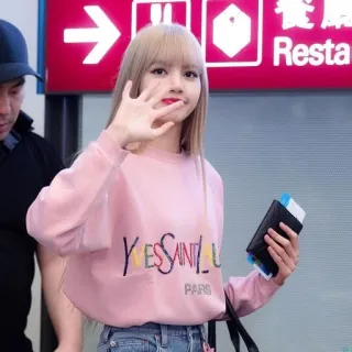 👋 Lisa YES SAINT LAURENT PARIS เคป็อป, สนามบิน, แฟชั่น, คนดัง, นักร้อง, YSL, แซงต์ โลรองต์, เสื้อสเวตเตอร์สีชมพู, กางเกงยีนส์ telegram sticker