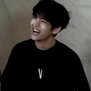 ⚔ V Person, Lächeln, schwarze Haare, K-Pop, V telegram sticker