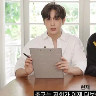 🌿 현재 축구는 저희가 이제 더보 корейский, актер, планшет, в помещении, портрет telegram sticker