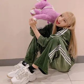 🐈 Lisa ลิซ่า, K-pop, ไอดอล, คนดัง, ยูนิคอร์น, ตุ๊กตา, ลำลอง, ผมบลอนด์ telegram sticker