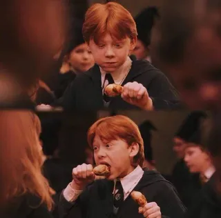 😀 Ron Weasley Harry Potter Ron Weasley, Harry Potter, comida, comiendo, gracioso, película, mago, escuela whatsapp sticker