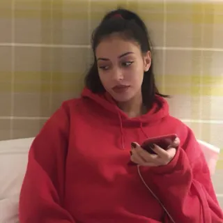 🍥 vrouw, rode hoodie, smartphone, portret, binnen telegram sticker