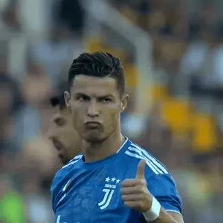 👍 Cristiano Ronaldo Криштиану Роналду, палец вверх, футболист, спортсмен, футбол whatsapp sticker