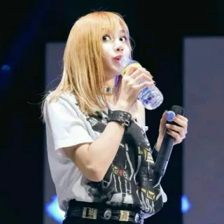 😳 donna, cantante, performance, concerto, musica, acqua telegram sticker