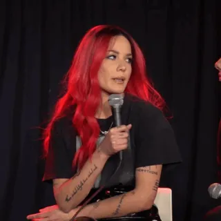 🍒 Halsey, cabelo ruivo, cantora, microfone, mulher whatsapp sticker
