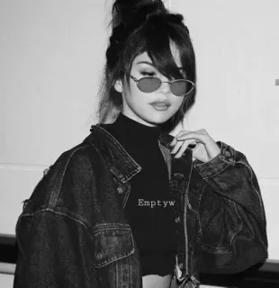 🥀 Emptyw женщина, солнцезащитные очки, джинсовая куртка, мода, портрет telegram sticker