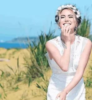 🍓 Frau, Kleid, Strand, Lächeln, Blumenkranz, glücklich, im Freien, Hochzeit, Natur telegram sticker