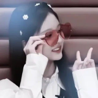 🫖 gadis, kacamata hati, pose, wanita, senyum telegram sticker