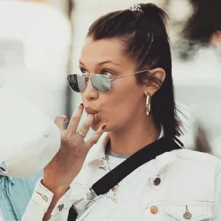 🎠 Bella Hadid Bella Hadid, modelka, okulary przeciwsłoneczne, celebrytka, moda, styl uliczny telegram sticker