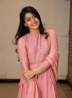 ☺️ Rashmika Mandanna actrice, indische actrice, beroemdheid, roze jurk, portret, glimlach telegram sticker