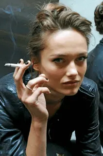 🕷 mujer, fumando, cigarrillo, retrato, chaqueta cuero, humo telegram sticker