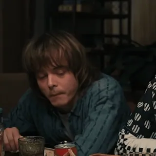 😐 Jonathan Byers Stranger Things ジョナサン・バイヤーズ, ストレンジャーシングス, 人, 座っている, 屋内 whatsapp sticker