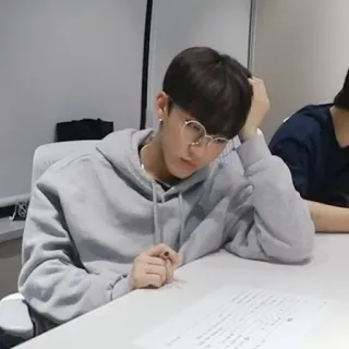 ❓ 男人, 眼镜, 连帽衫, 桌子, 无聊, 学生 telegram sticker