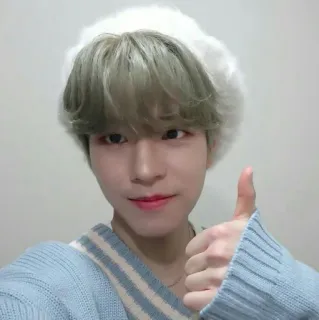 🐶 K-pop, Selfie, Pouce levé, Portrait, Homme, Chapeau, Pull whatsapp sticker