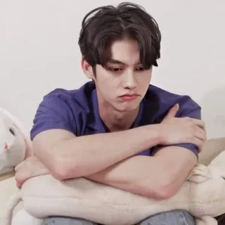 🤟 homme, triste, portrait, intérieur, candid, asiatique telegram sticker