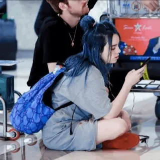 🕸 Billie Eilish 歌手, ミュージシャン, 青髪, 空港, セレブ telegram sticker