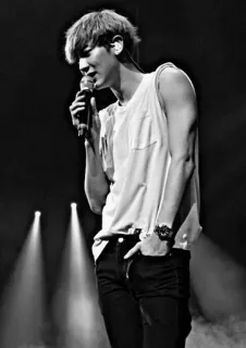 🥀 chanteur, microphone, scène, performance, homme, musique, noir et blanc telegram sticker
