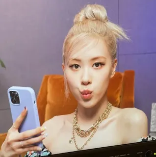 😗 Rose K-поп, Селфи, Светлые волосы, Макияж, Ожерелье, Женщина telegram sticker