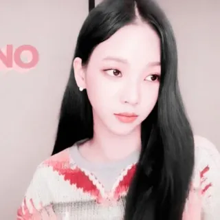 🥴 Karina K-pop, Ídolo, Retrato, Mujer, Celebridad, Cantante, Karina whatsapp sticker