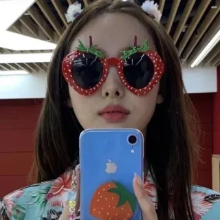 😎 mujer, fresa, gafas de sol, selfie, retrato, persona, fruta whatsapp sticker