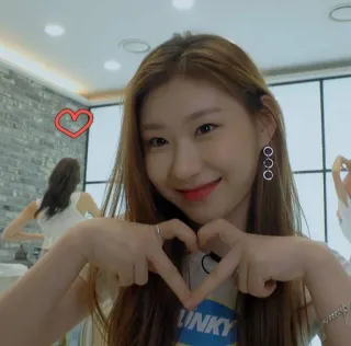 ❄️ K-pop, Сердечко, Портрет, Азиатка, Улыбается, Айдол whatsapp sticker