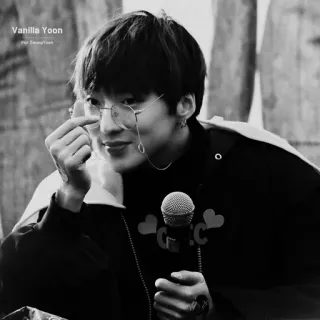 🖤 Yoon Vanilla Yoon persoon, bril, microfoon, zanger, portret, Koreaans, Aziatisch whatsapp sticker