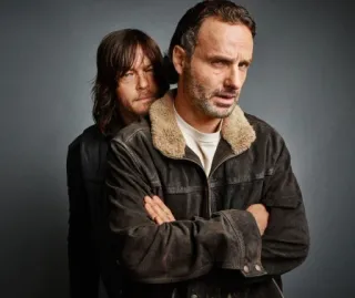 🤨 Rick Grimes, Daryl Dixon The Walking Dead Ходячие мертвецы, AMC, Рик Граймс, Дэрил Диксон, зомби, ужасы, апокалипсис whatsapp sticker