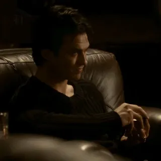 🍸 Damon Salvatore The Vampire Diaries Damon Salvatore, The Vampire Diaries, man, zittend, stoel, acteur telegram sticker