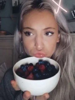 ❤ Frau, Schüssel, Obst, Beeren, Blaubeeren, Erdbeeren, Essen telegram sticker