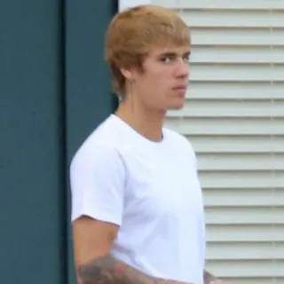 😒 Justin Bieber ジャスティン・ビーバー, セレブ, 歌手, ブロンド, タトゥー, 男性, 白いTシャツ telegram sticker
