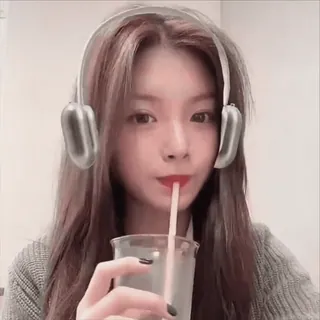 🥭 wanita, headphone, minum, potret, dalam ruangan, minuman, sedotan, imut telegram sticker