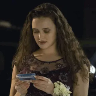 🌸 Hannah Baker 13 Reasons Why Por trece razones, Hannah Baker, casete, drama adolescente, Netflix, serie de TV whatsapp sticker