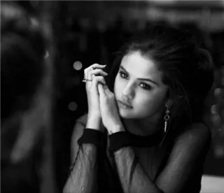 😞 Selena Gomez Selena Gomez, penyanyi, aktris, selebriti, potret, hitam putih whatsapp sticker