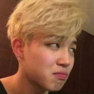 🍼 hombre, retrato, pelo rubio, expresión facial, entrecerrar los ojos, pendientes, kpop whatsapp sticker