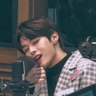 🥵 COOL DDUK DDUL K-POP, マイク, 歌手, 音楽, エンタメ whatsapp sticker