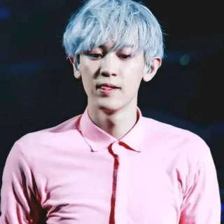 😋 männlich, K-Pop, Sänger, rosa Hemd, hellblaue Haare, asiatisch, Porträt telegram sticker