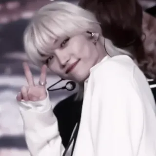 🍅 Felix kpop, piosenkarz, znak pokoju, białe włosy, idol, stray kids telegram sticker