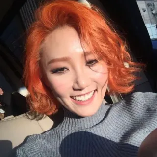 🖤 mujer, retrato, pelo naranja, sonriendo, persona telegram sticker