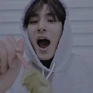 ⚡ homme, sweat à capuche, glace, manger, décontracté, intérieur, selfie telegram sticker