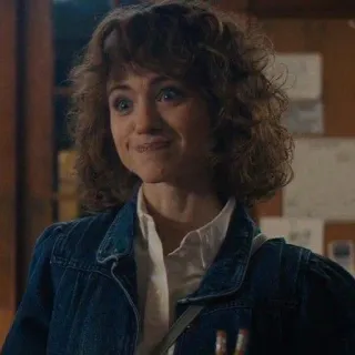 😐 Nancy Wheeler Stranger Things Nancy Wheeler, Stranger Things, Netflix, Anos 80, Cabelo cacheado, Jaqueta jeans telegram sticker