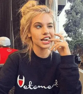 😉 blonde vrouw, blond haar, kapsel, casual, portret telegram sticker